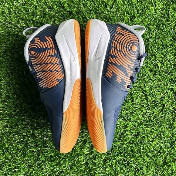 NIKE Team Hustle Basketball Sneakers size 7 youth - Picture 3 of 10